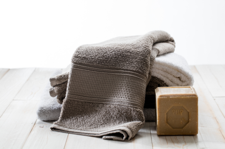 savon de marseille et serviettes de bain