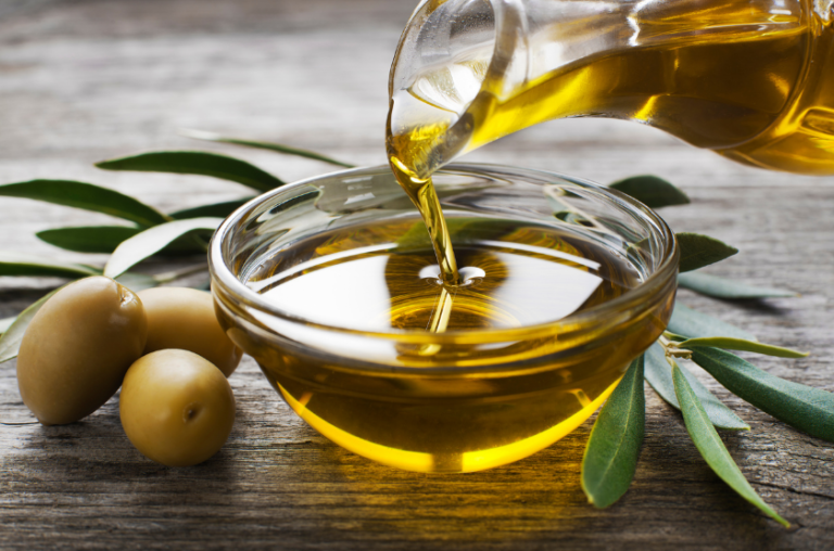olives et huile d'olive dans un récipient