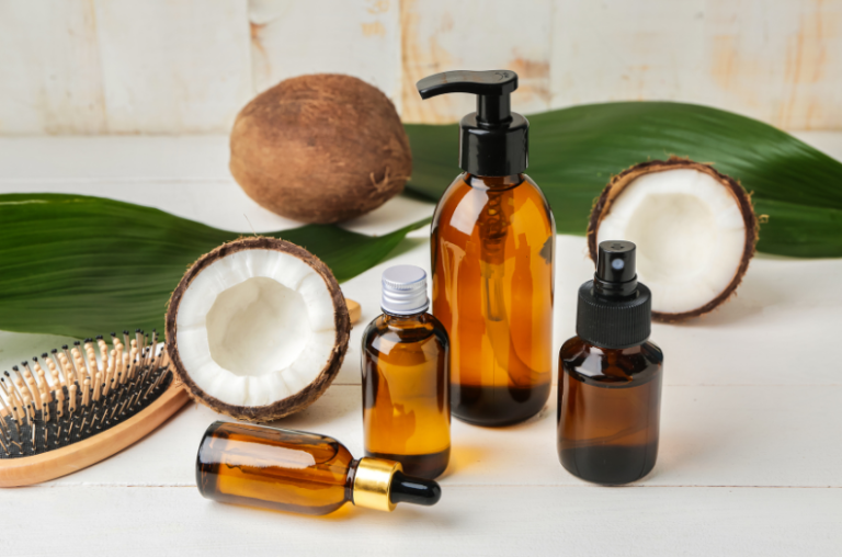 noix de coco, brosse à cheveux et récipients pour produits capillaires