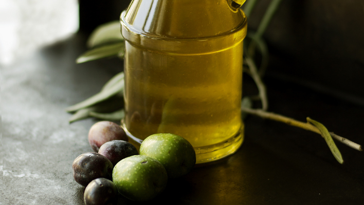bain d'huile d'olive pour les cheveux crépus