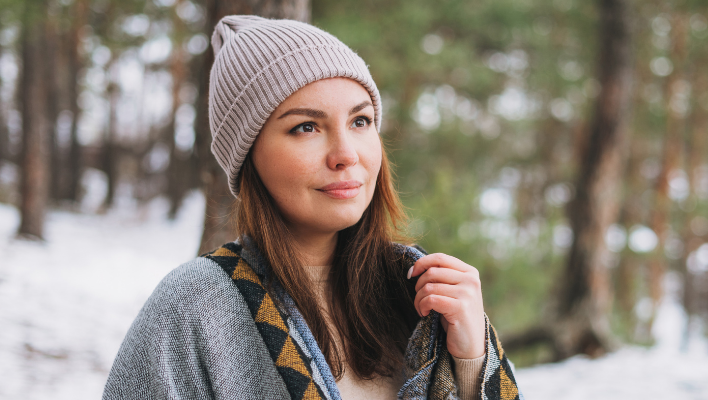 femme portant un bonnet sur les cheveux dehors en hiver