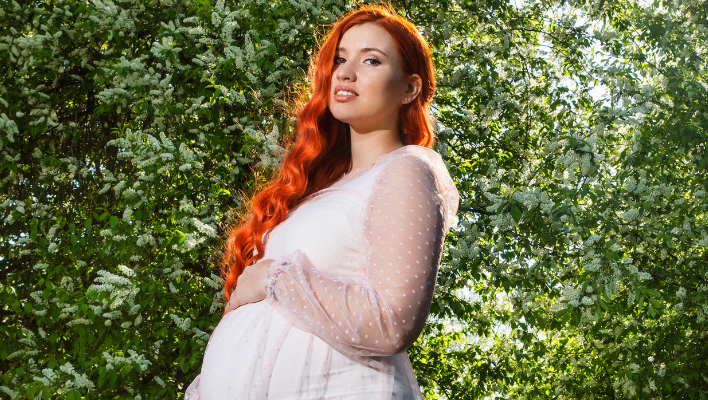 femme enceinte avec les cheveux colorés