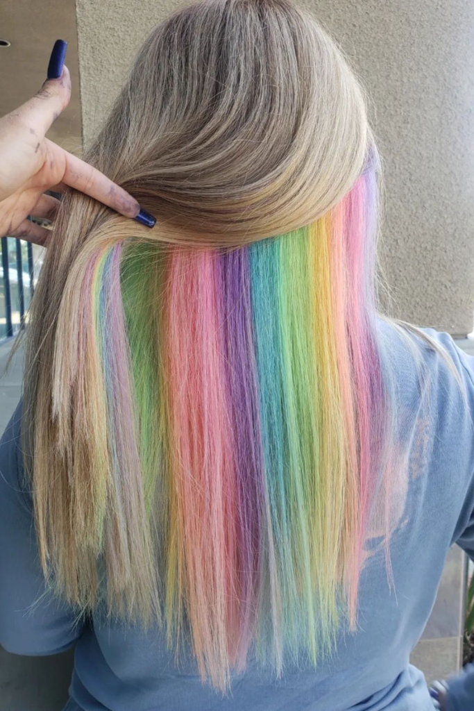 cheveux arc-en-ciel pastel sur blonde
