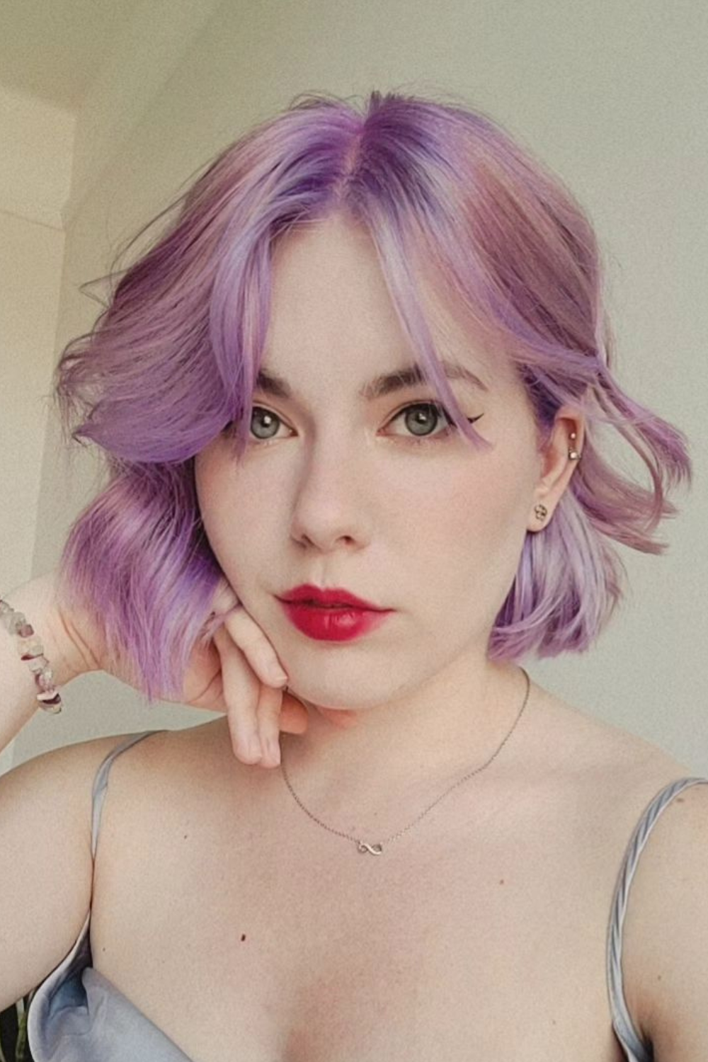 Cheveux violets : guide complet sur la coloration violette (+ 13 idées)