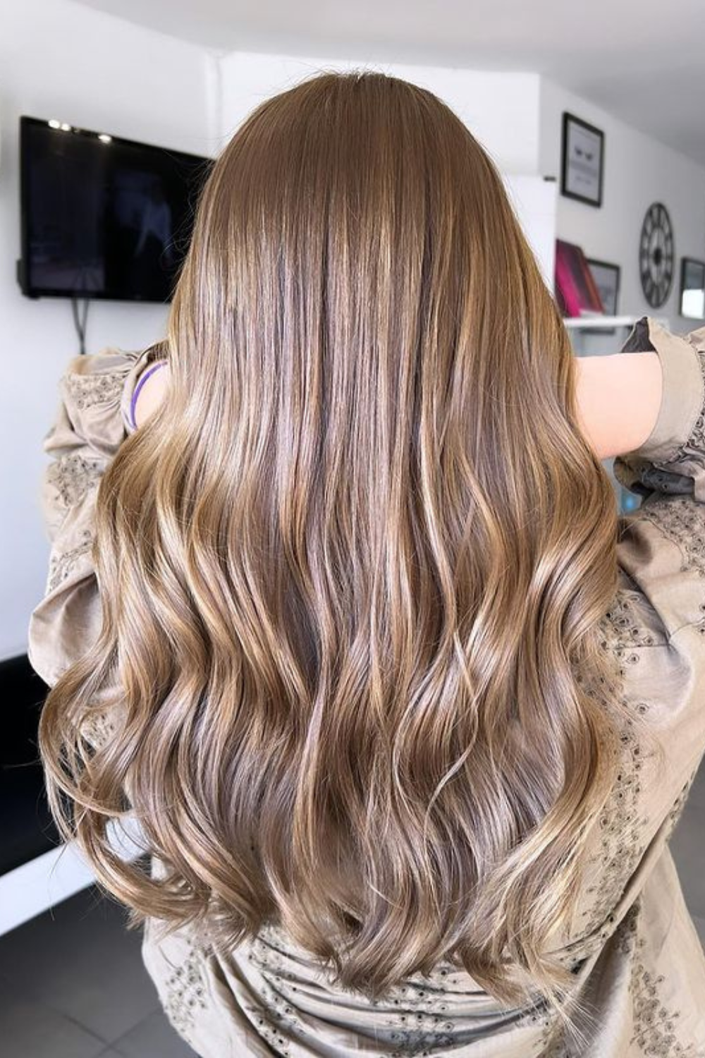 Combien coûte une coloration chez le coiffeur (et à domicile)