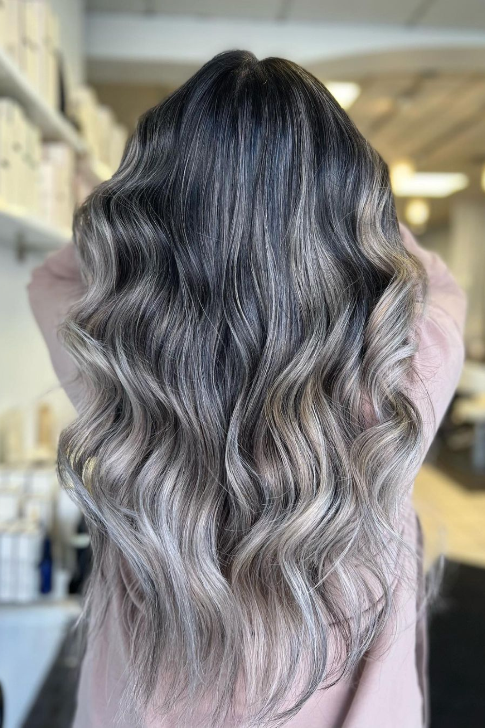 Combien coûte une coloration chez le coiffeur (et à domicile)