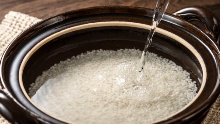 água em uma panela cheia de arroz