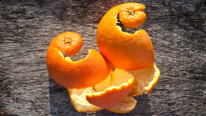 écorce d'orange à faire sécher pour en faire de la poudre