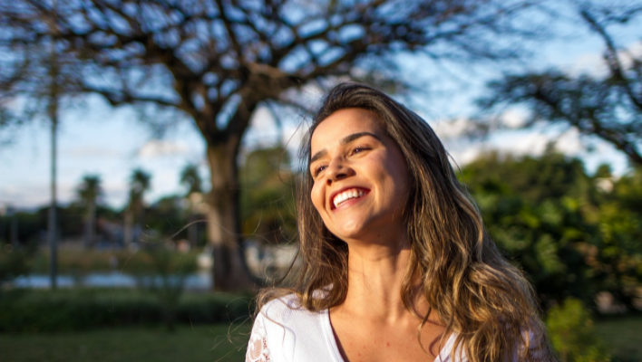 femme souriante en extérieur