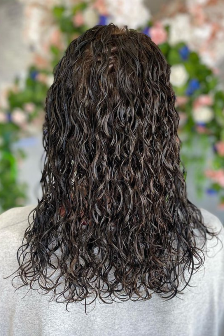 Combien coûte une permanente pour femme chez le coiffeur
