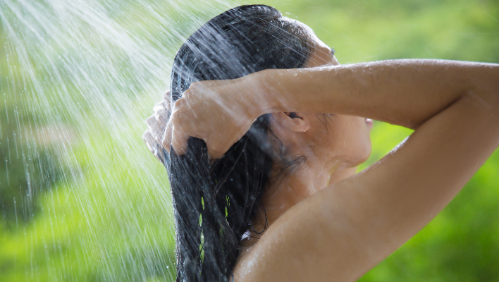femme rinçant son premier shampoing