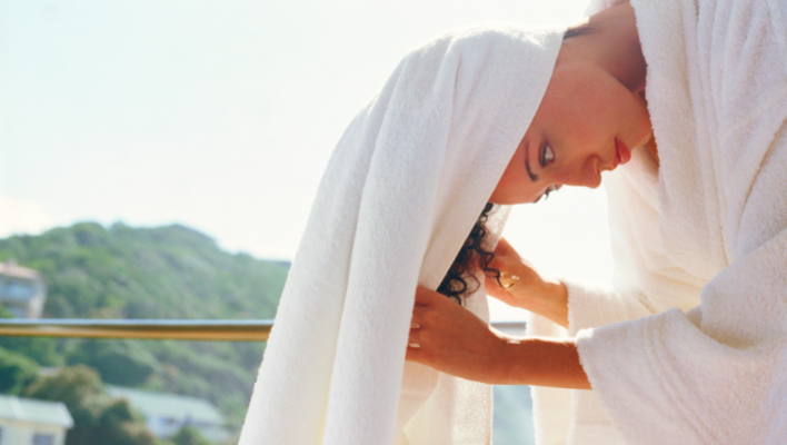 femme séchant ses cheveux et ses extensions avec une serviette