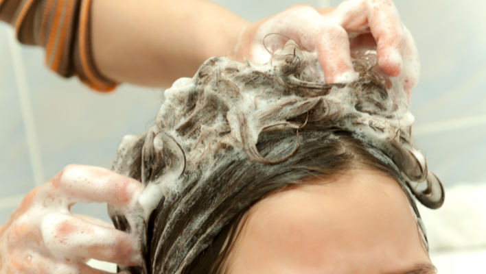 shampoing avec huile essentielle pour enlever puces des cheveux
