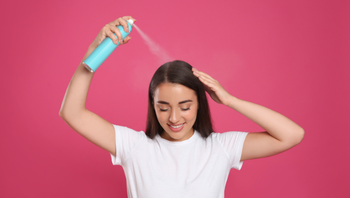 femme lavant ses cheveux avec du shampoing sec après une séance de sport